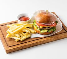 Бургер с мраморной говядиной и картофелем фри