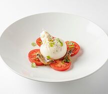 Буррата с розовыми томатами