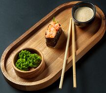 Гункан с лососем