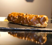 Пирожное Эклер карамельный