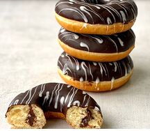 Донат с шоколадной начинкой