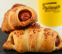 Круассан с сосиской и соусом