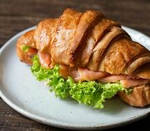 Круассан с красной рыбой и сливочным сыром