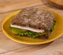 Сэндвич с индейкой на ржаной чиабатте