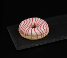 Донат с начинкой малина-сливочный сыр (премиум)