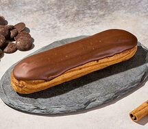 Эклер шоколадный