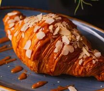 Круассан с карамелью и миндальной крошкой