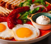 Глазунья с жареными колбасками