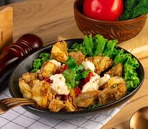 Салат с хрустящими баклажанами и мягким сыром