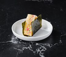 Онигири с тунцом
