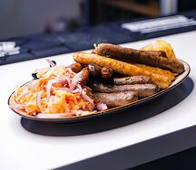 Микс из колбасок с соусом барбекю и печеным картофелем
