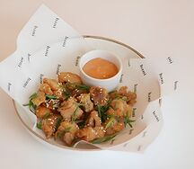 Хрустящий попкорн из курицы с соусом