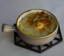 Говядина с грибами и карамелизированным луком