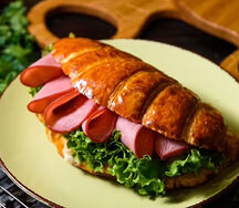 Круассан с копчёной говядиной