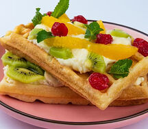 Вафля с соусом пломбир и фруктами