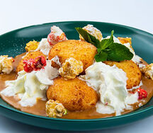 Творожные пончики с карамельным соусом