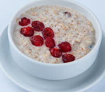 Каша овсяная с вяленой вишней