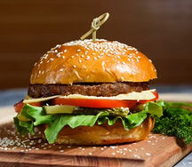 Бургер с сочной говяжьей котлетой