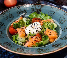 Салат с семгой и яйцом пашот