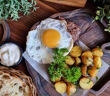 Бифштекс с жареным яйцом и мини картофелем