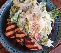 Салат Цезарь с курицей