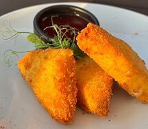 Жареный сыр с клюквенным соусом