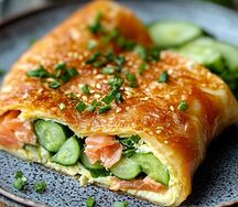 Яичный рулет с семгой и огурцом 