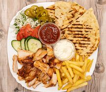 Сувлак на тарелке