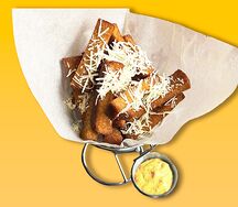 Гренки с пармезаном и сырным соусом