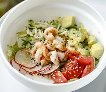 Боул с киноа и креветками