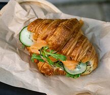 Круассан с лососем