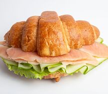 Круассан с лососем