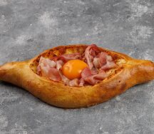 Хачапури по-аджарски с беконом