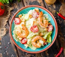 Салат Цезарь с креветками