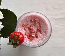 Клубничный молочный коктейль S