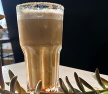 Медовый айс-латте с солью