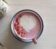 Латте Розовая матча с клубникой