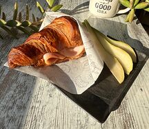 Круассан с индейкой, дорблю и грушей 