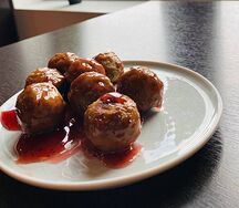 Мясные фрикадельки с брусничным соусом