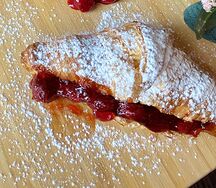 Круассан с клубникой