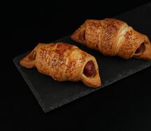 Круассан с сосиской и соусом