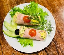 Рулетики из ветчины с сыром