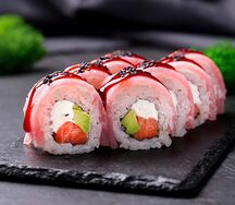 Бинчо-ролл с брусничным соусом