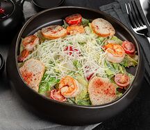 Цезарь с тигровыми креветками