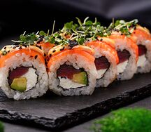 Шанель ролл с лососем и тунцом в масаго