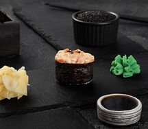 Гункан Лосось копченый спайси