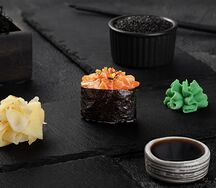 Гункан лосось спайси