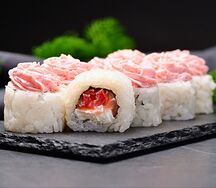 Розовый ролл с соусом масаго 