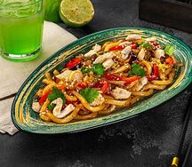 Удон с курицей и овощами в соусе терияки 