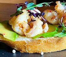 Брускетта с креветкой и авокадо